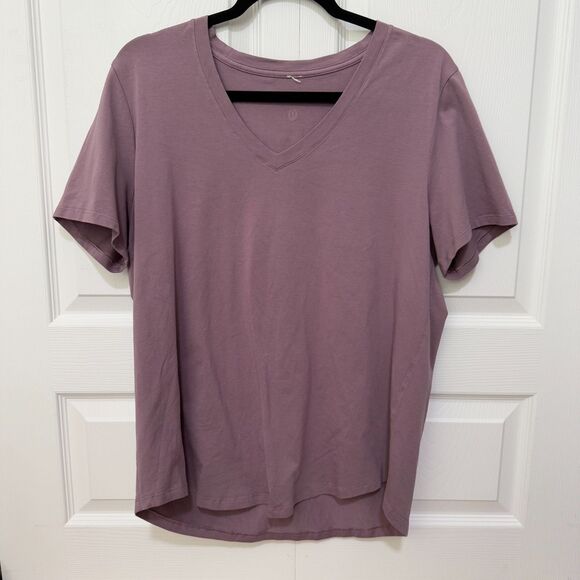 Women Lululemon Love Tee II V Neck Classic Fit Hip Length in Figue - Picture 2 of 6